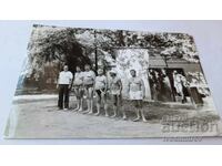 Снимка Мъже по бански в парка