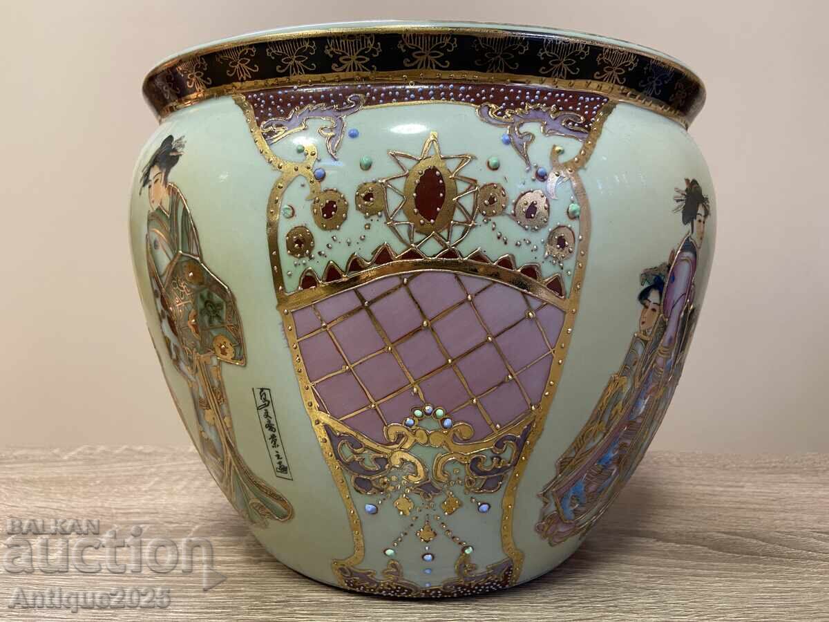 Delivery of Antique Satsuma ceramic vase, China, export production