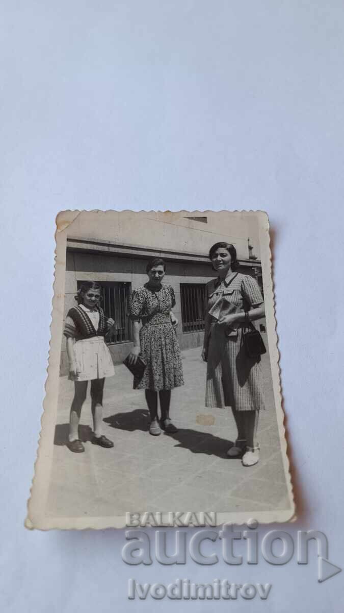 Foto Sofia Două femei și o fată pe trotuar