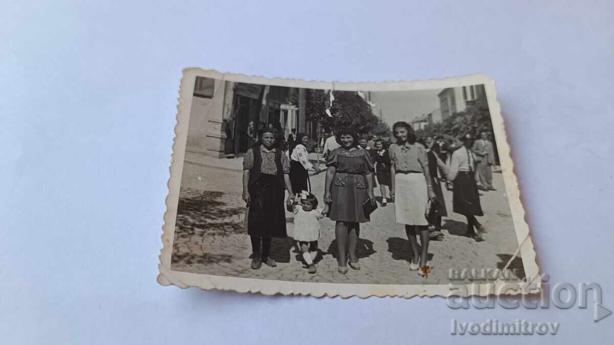 Photo Sofia Three women and a little girl on the street