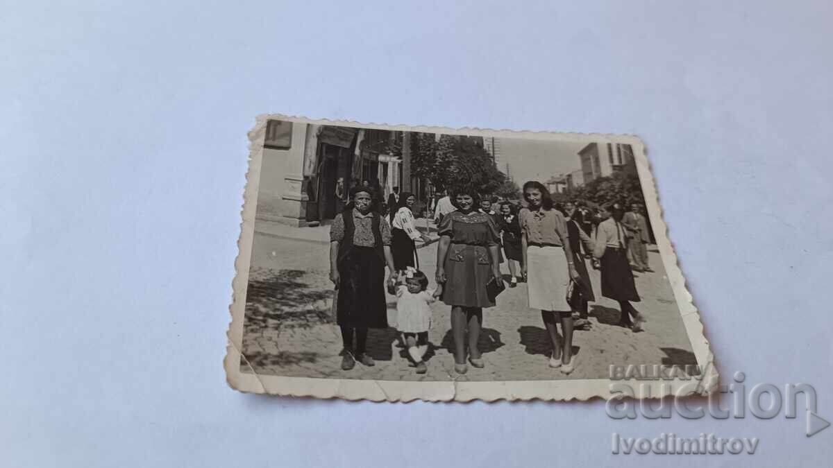 Photo Sofia Three women and a little girl on the street