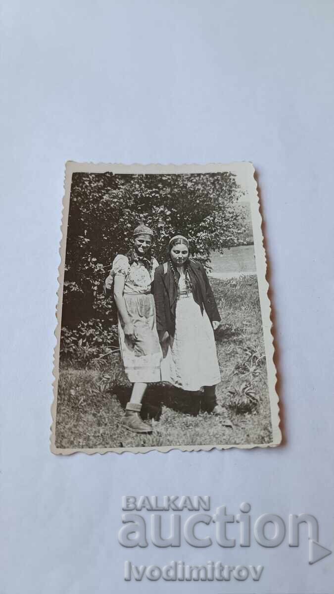 Снимка София Две млади момичета