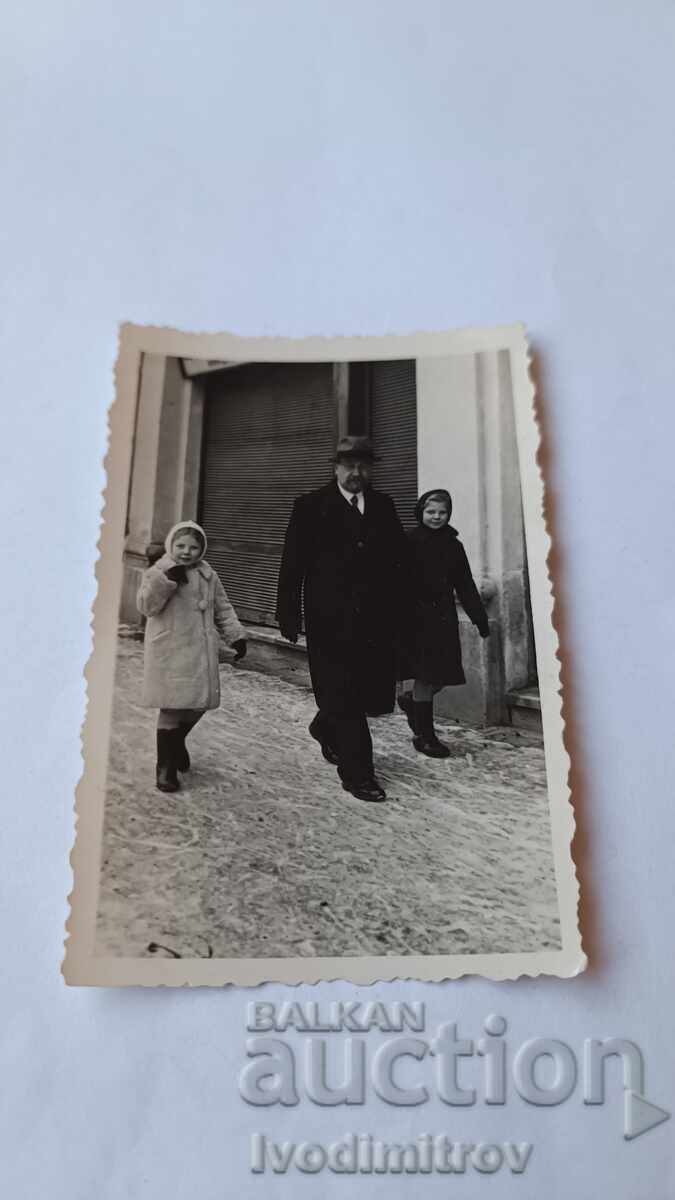 Φωτογραφία Σοφία Ένας άντρας και δύο κορίτσια σε μια βόλτα το χειμώνα