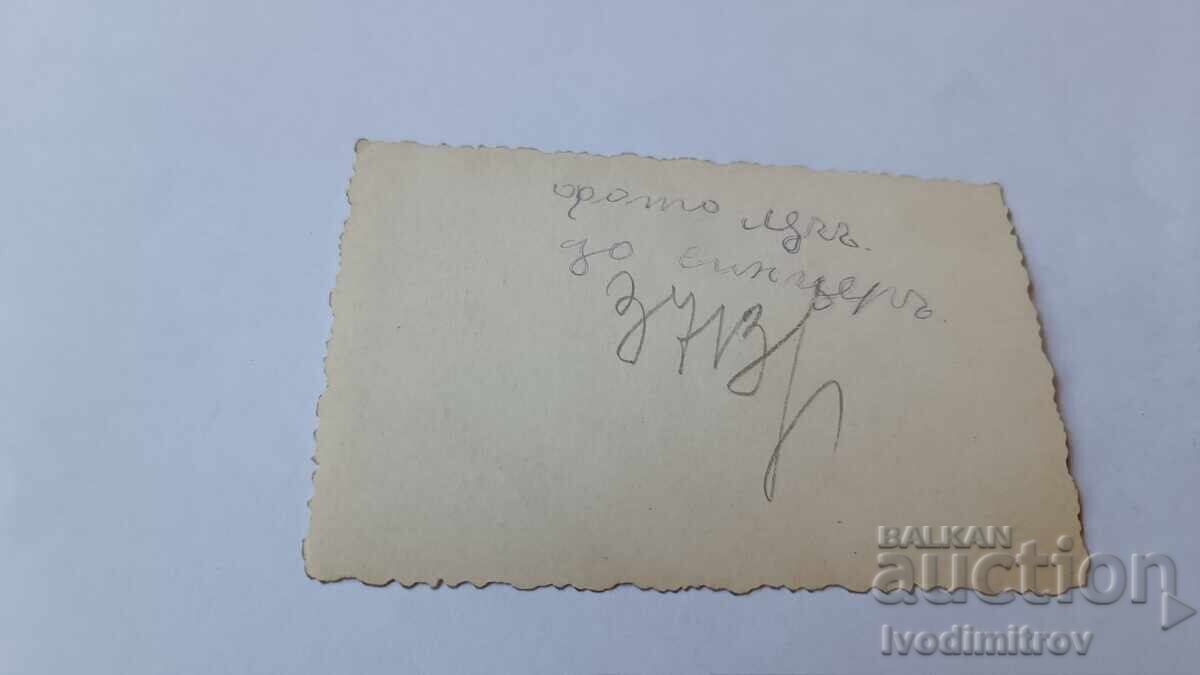 Снимка Две жени на разходка с цена € 0.84 | 1.64 лв.