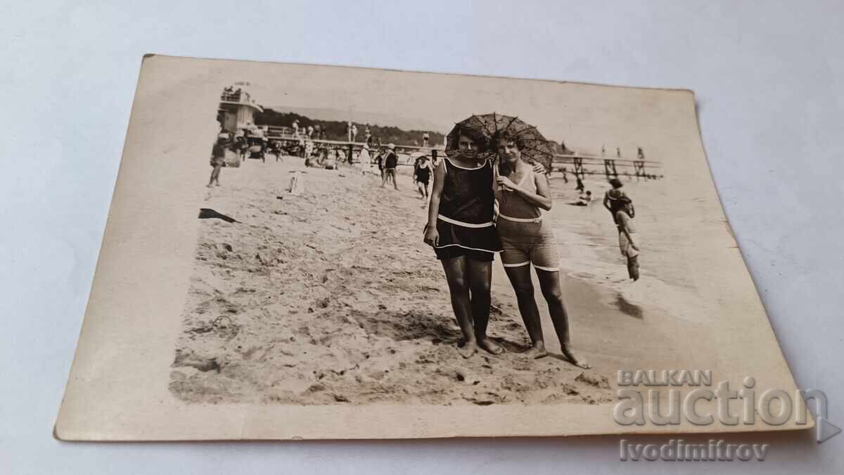 C-ca Varna Femeie și fată tânără cu umbrelă pe malul mării