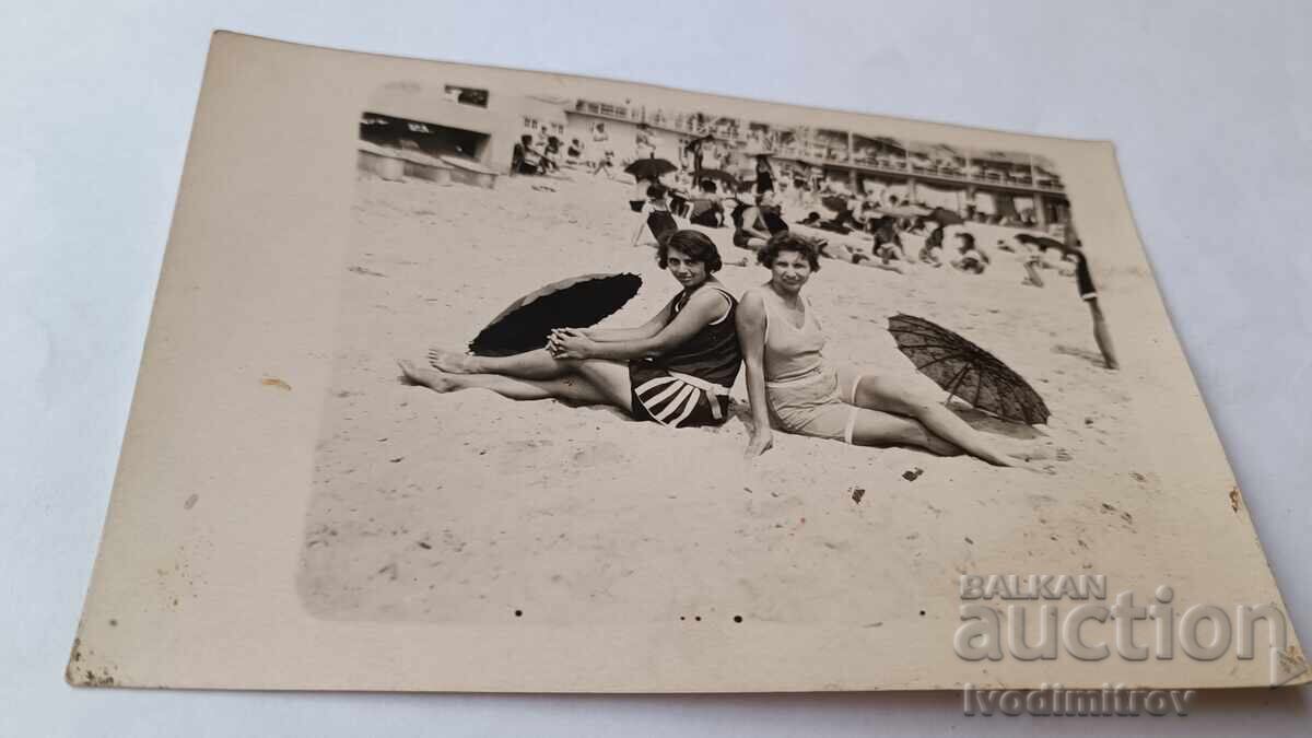 Fotografie Varna Femeie și fetiță cu umbrele pe plajă