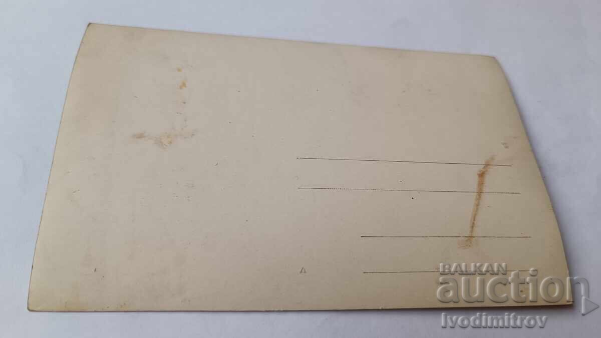 Fotografie Bărbați și fete tinere lângă lăzi pe stradă cu preț € 2.38 | 4.65 BGN