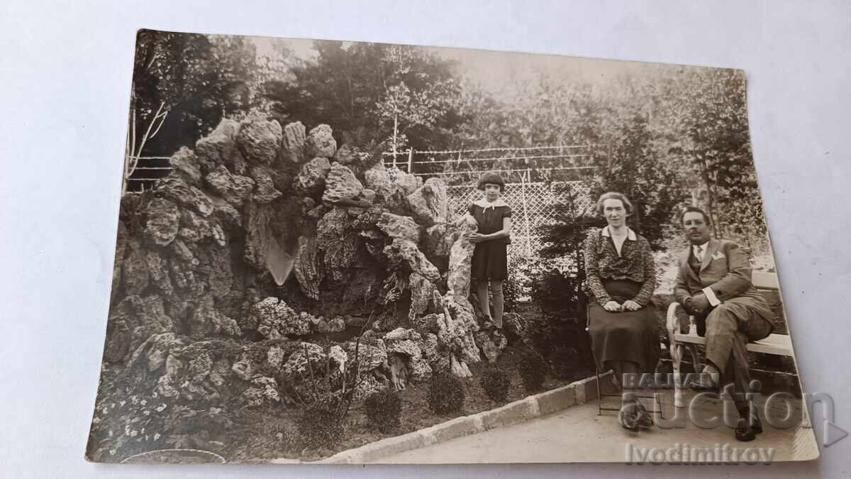 Fotografie Sofia Bărbat femeie și fetiță în parc 1933