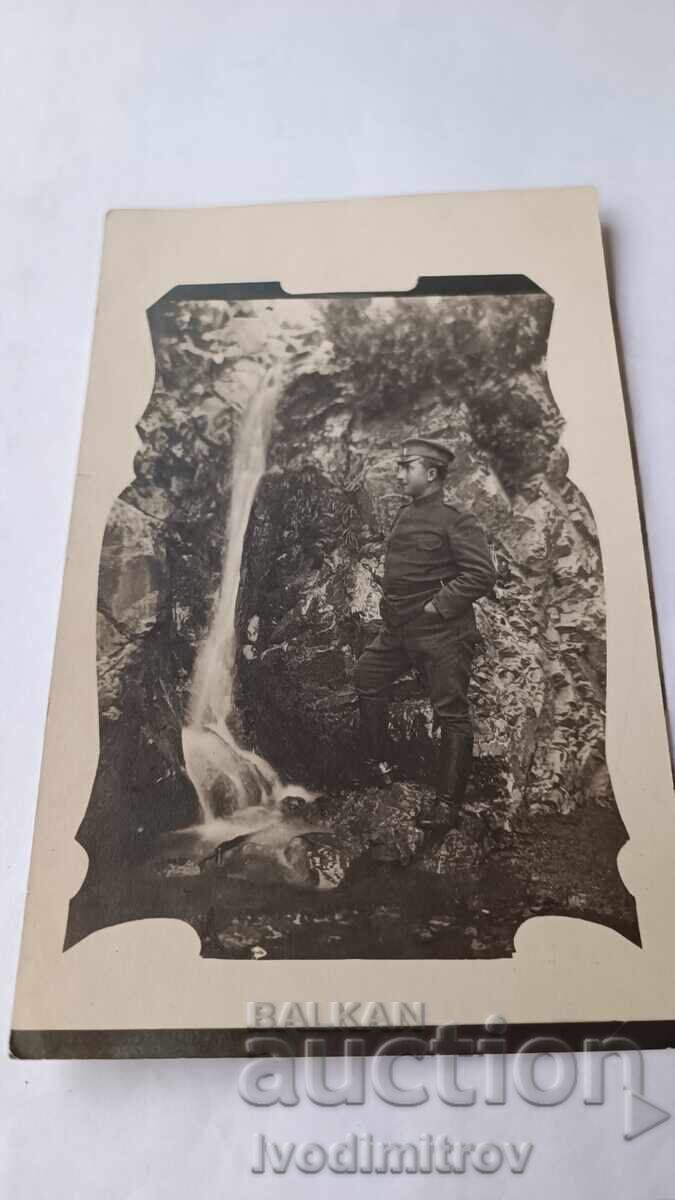 Φωτογραφία Στρατιώτη δίπλα σε καταρράκτη 1917