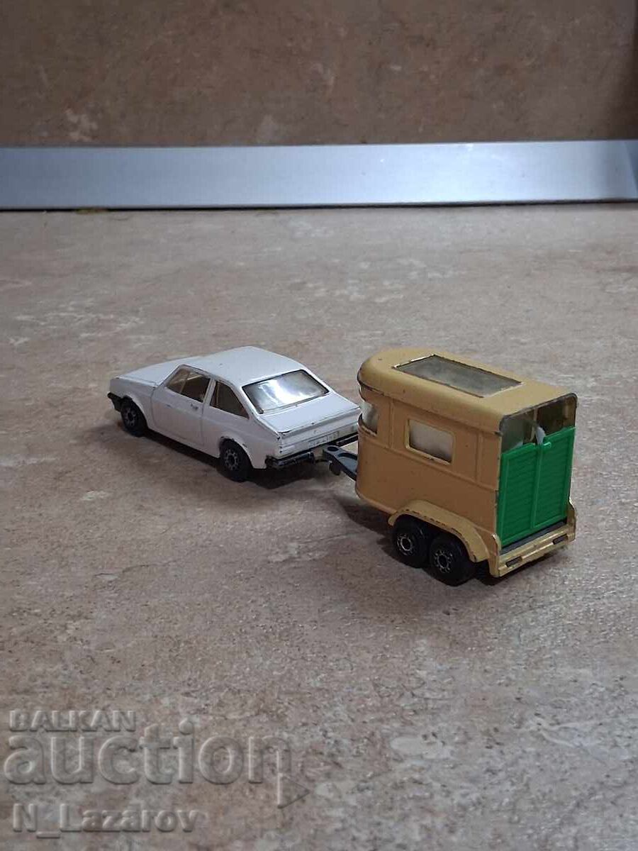 Livrarea Matchbox Ford Escort și căruță cu cai