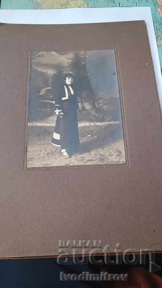 Fotografie Chepelare Tineră fată în costum popular din Chepelare Carton 1928 Fotografie Chepelare Tineră fată în costum popular din Chepelare Carton 1928