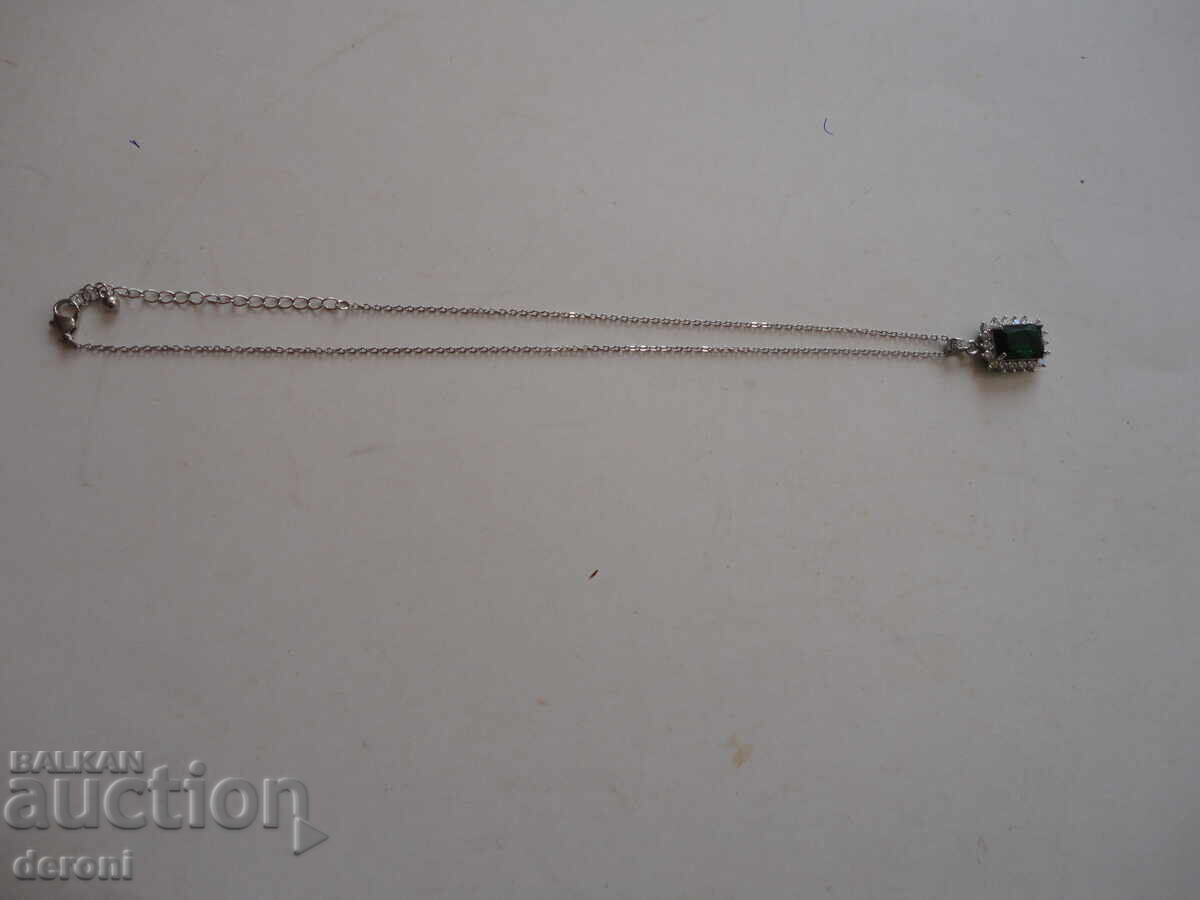 Colier superb cu pandantiv piatră verde cu preț € 5.11 | 9.99 BGN Colier superb cu pandantiv piatră verde cu preț € 5.11 | 9.99 BGN