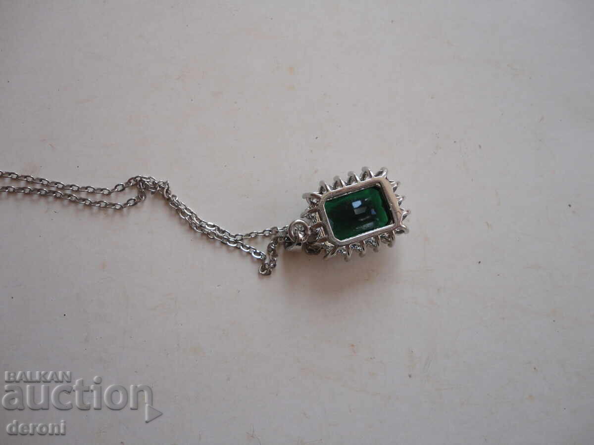 Livrarea Colier superb cu pandantiv piatră verde Livrarea Colier superb cu pandantiv piatră verde