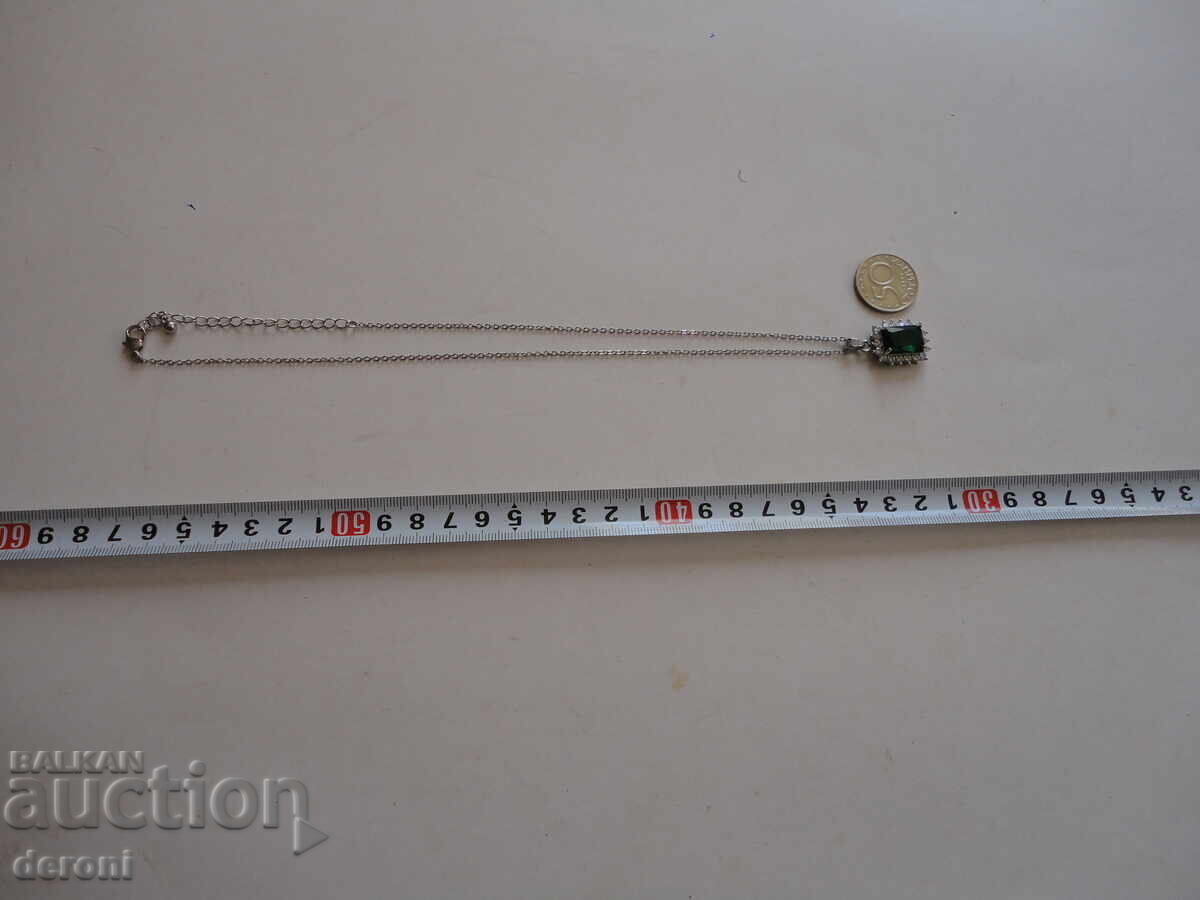 Colier superb cu pandantiv piatră verde Colier superb cu pandantiv piatră verde