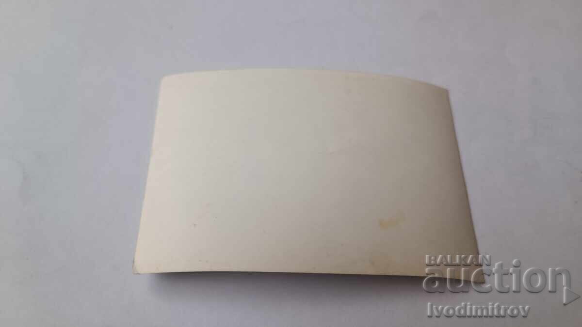 Снимка Младо момиче облегнато на кръст над плажа с цена € 0.95 | 1.86 лв.