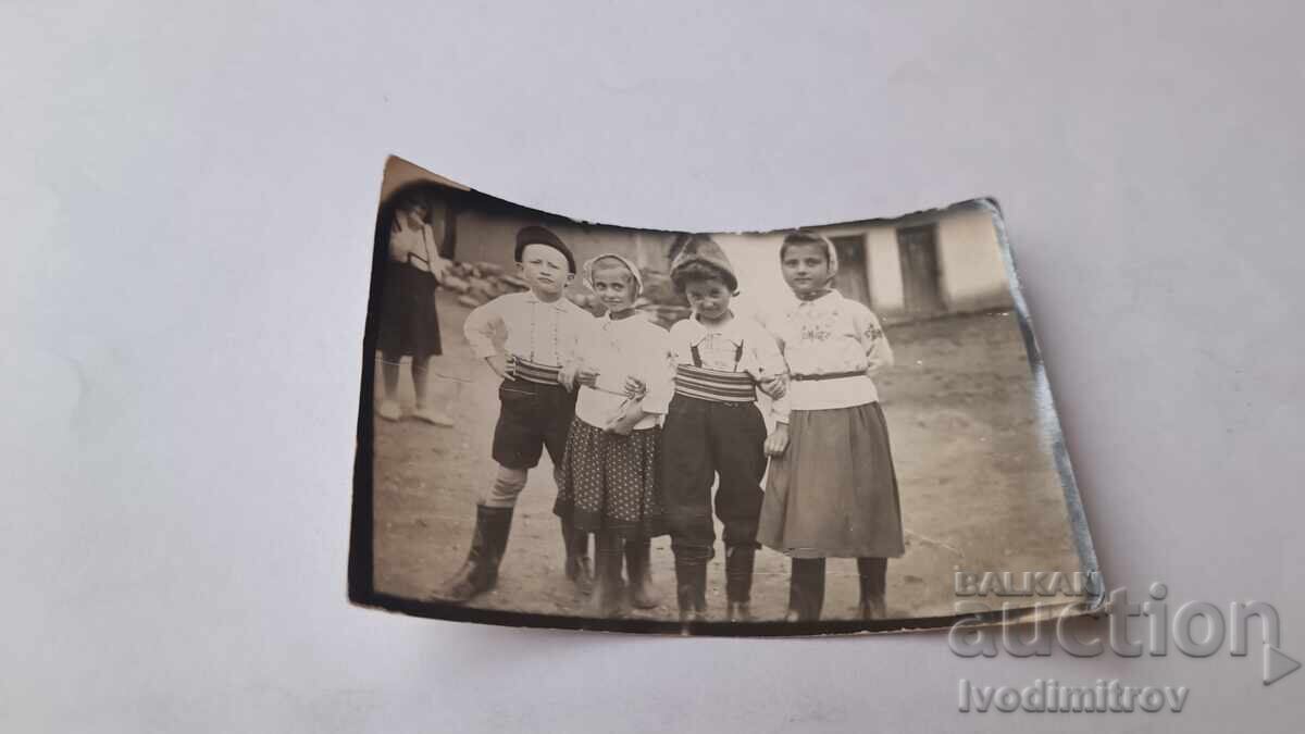 Φωτογραφία Πλεσιβέτς, Μπελογκραντσίτσκο Τέσσερα παιδιά στον δρόμο