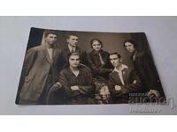 Foto Tinere bărbați și femei