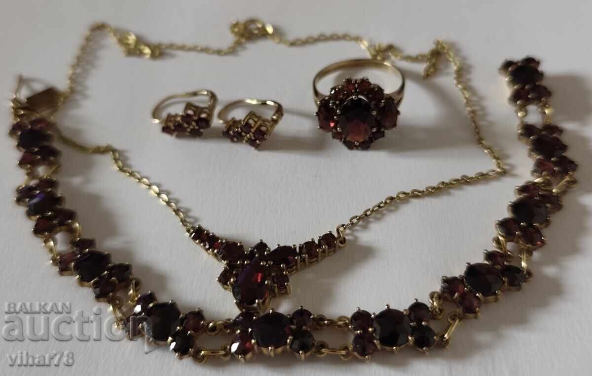 Lot inel, brățară, colier și cercei cu granate de 8 carate Lot inel, brățară, colier și cercei cu granate de 8 carate