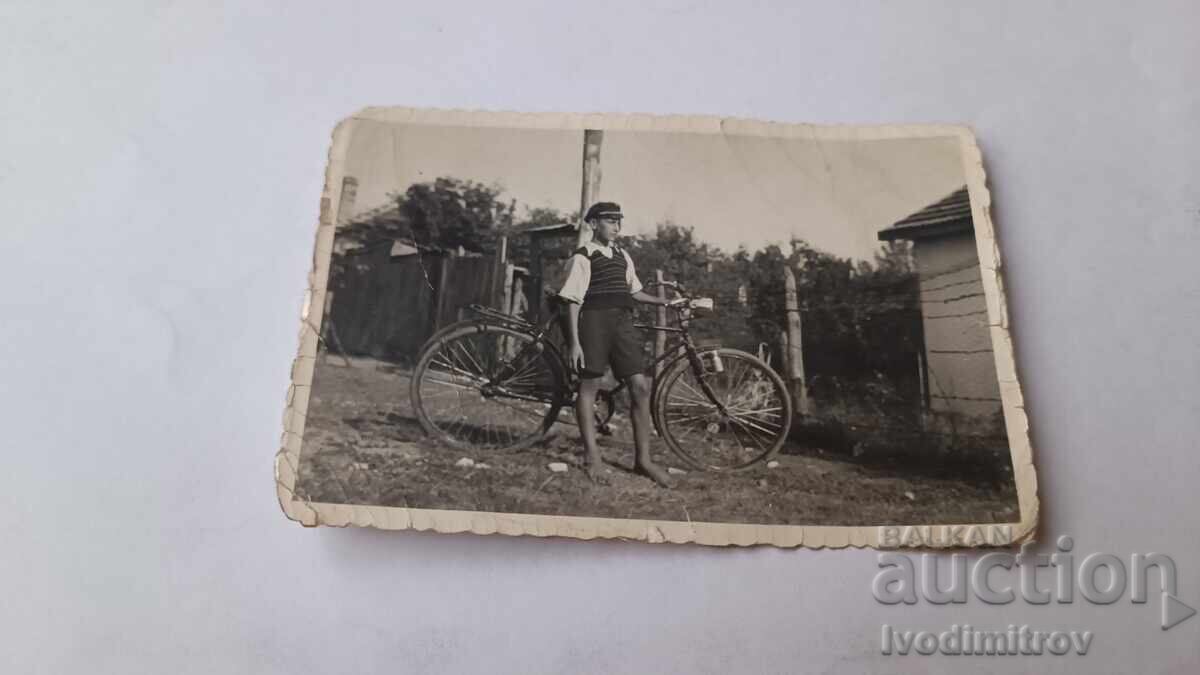 Снимка Момче с ретро велосипед Снимка Момче с ретро велосипед