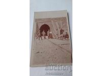 Φωτογραφία Άνδρας και γυναίκα μπροστά από σιδηροδρομική σήραγγα