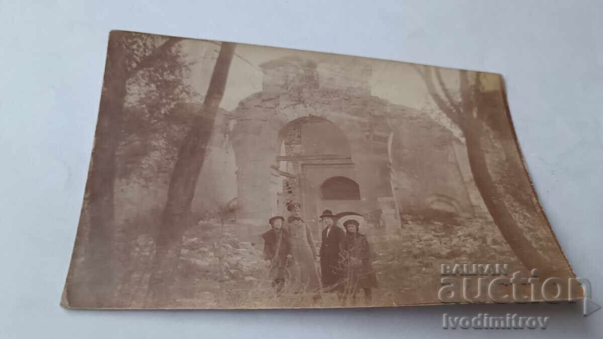 Снимка Офицер и три млади момичета пред развалини Снимка Офицер и три млади момичета пред развалини