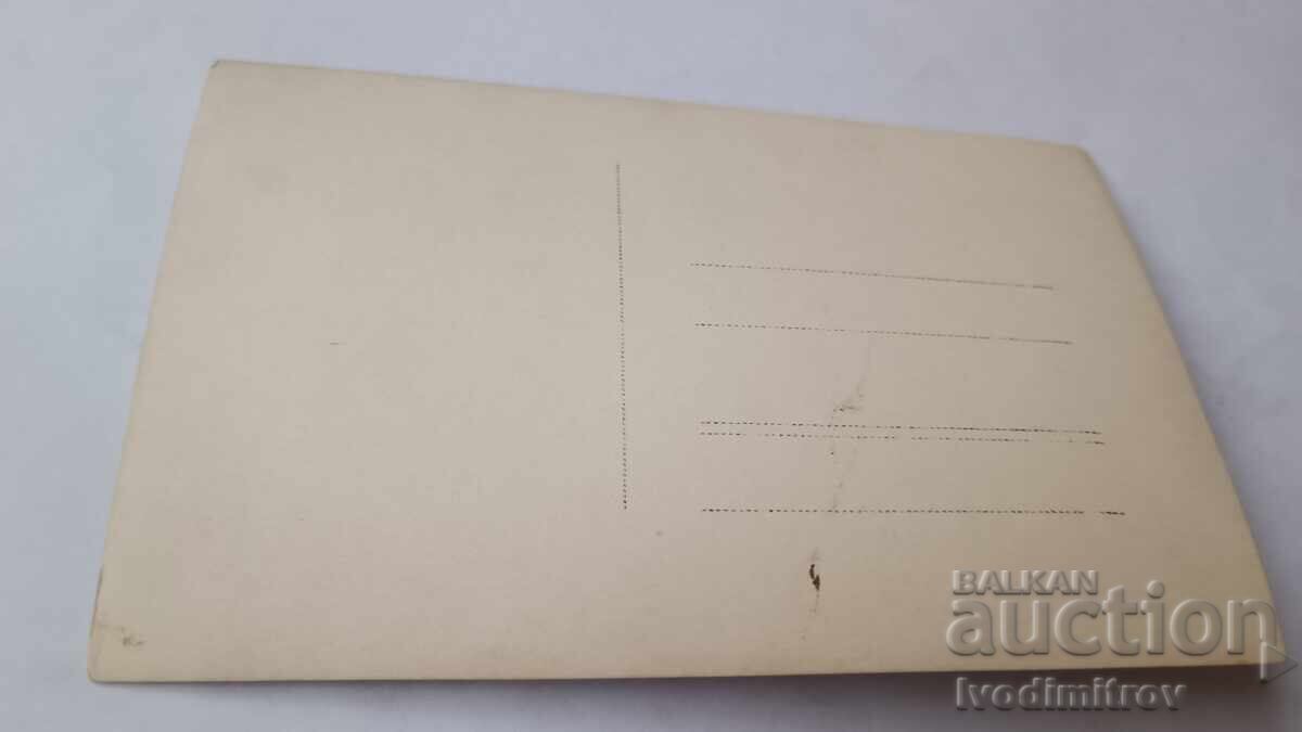 Fotografie Bărbați și copii în fața unei cabane la munte cu preț € 0.95 | 1.86 BGN