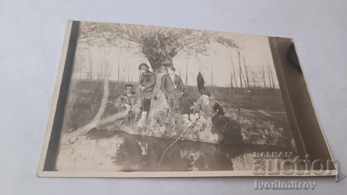 Φωτογραφία Μπουκιόβτσι Νέοι άνδρες και κοπέλες κάτω από δέντρο 1925