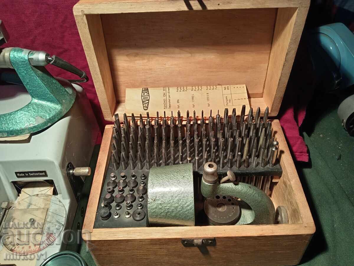 Аукцион Швейцарски часовникарски зъмбалък и хронограф