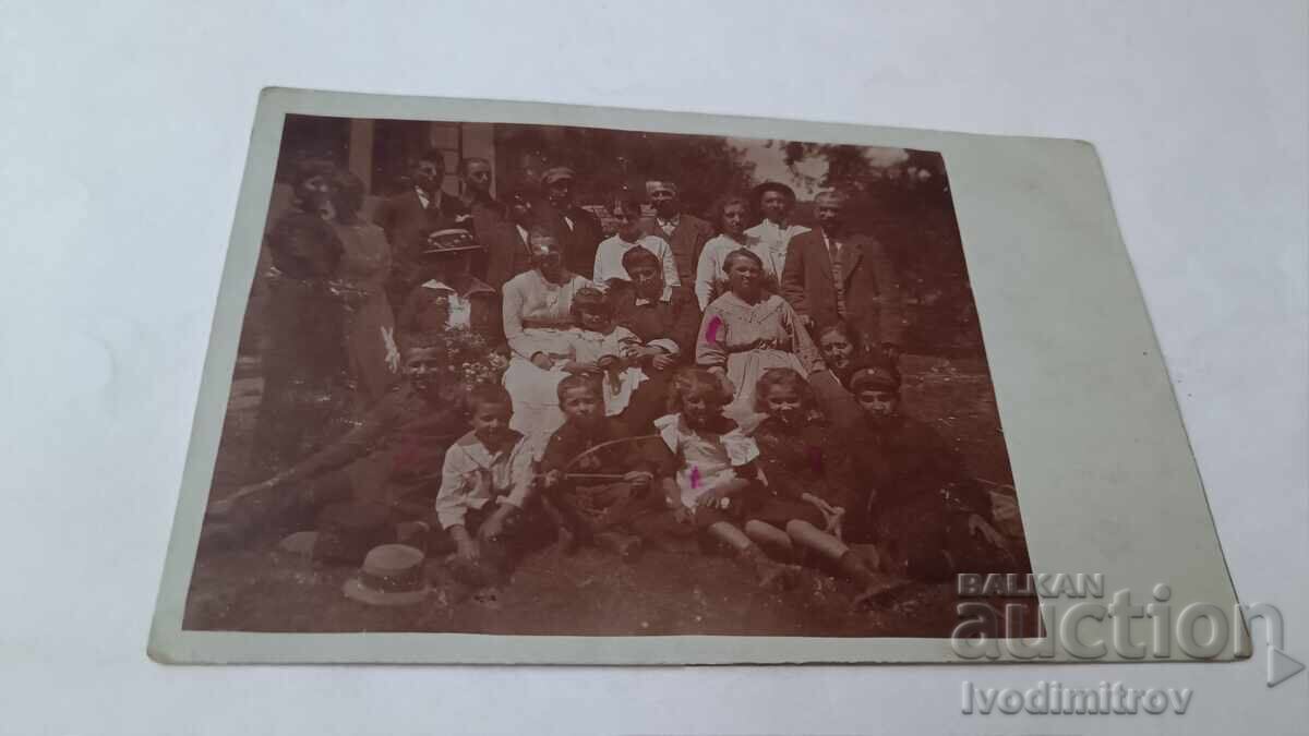 Снимка Мъже жени и деца на вр. Кръстецъ в Тревненския балкан Снимка Мъже жени и деца на вр. Кръстецъ в Тревненския балкан