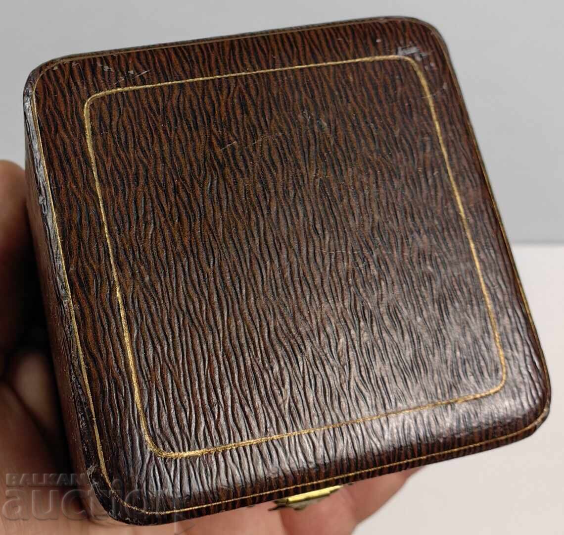 СТАРА КУТИЯ КУТИЙКА ЗА СРЕБЪРНА ЧАША с цена € 30.17 | 59.01 лв. СТАРА КУТИЯ КУТИЙКА ЗА СРЕБЪРНА ЧАША с цена € 30.17 | 59.01 лв.