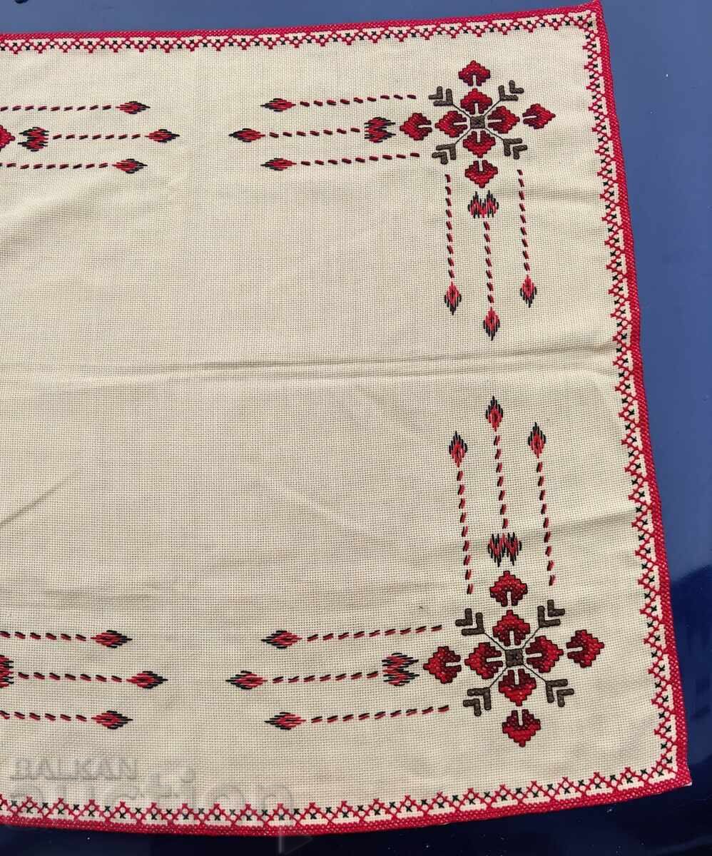 СТАРО БРОДИРАНО КАРЕ ПОКРИВКА БРОДЕРИЯ с цена € 12.78 | 25.00 лв.