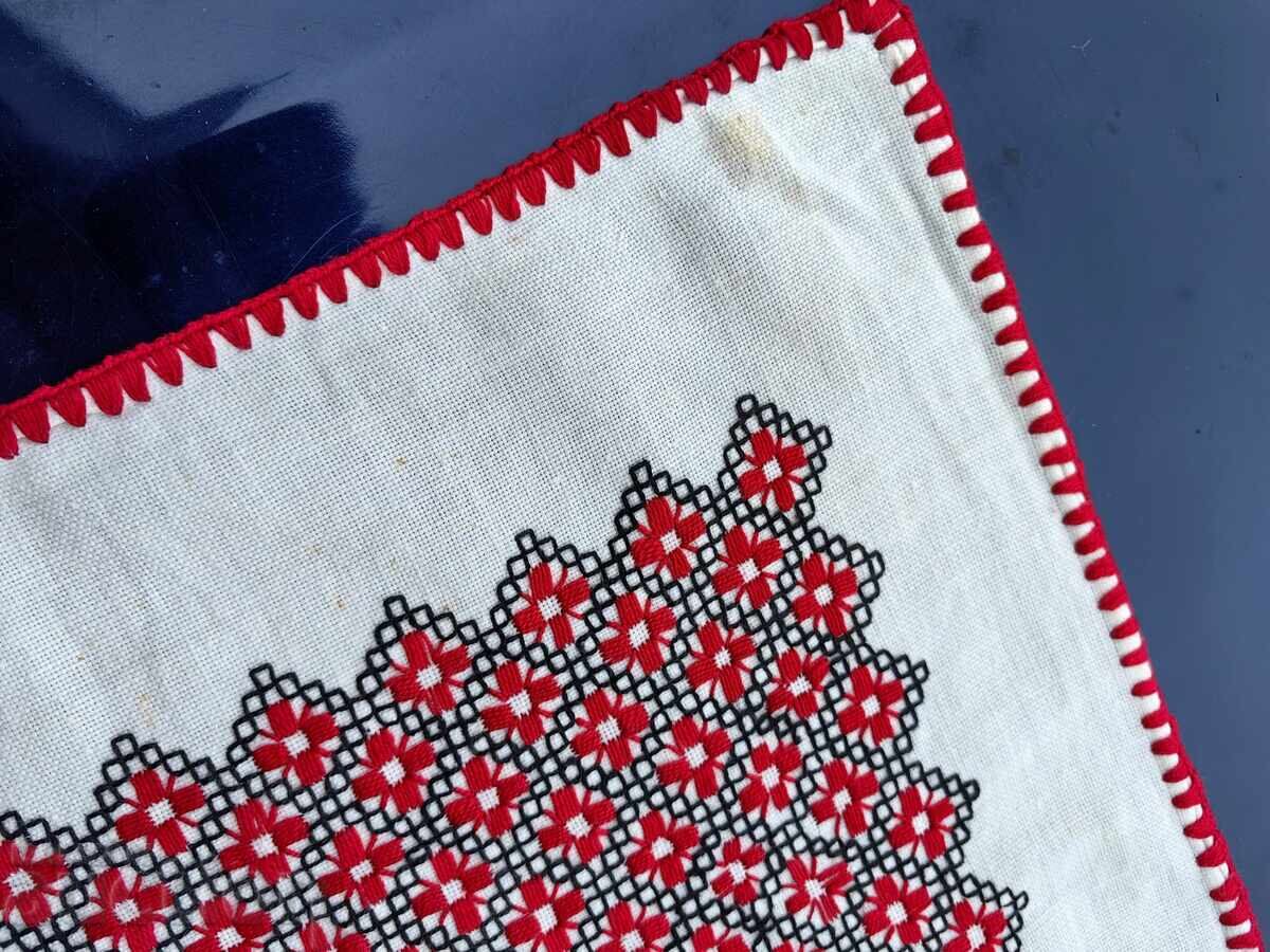 Доставка на СТАРО БРОДИРАНО КАРЕ ПОКРИВКА БРОДЕРИЯ