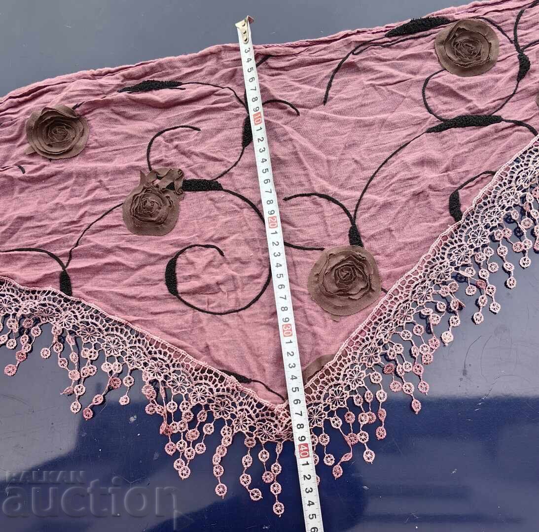 EȘARFĂ VECHE, BRODERIE CU FLORI, TRANDAFIRI cu preț € 19.94 | 39.00 BGN EȘARFĂ VECHE, BRODERIE CU FLORI, TRANDAFIRI cu preț € 19.94 | 39.00 BGN