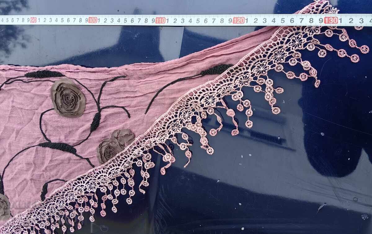 Licitație EȘARFĂ VECHE, BRODERIE CU FLORI, TRANDAFIRI Licitație EȘARFĂ VECHE, BRODERIE CU FLORI, TRANDAFIRI