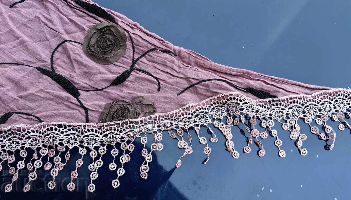 Livrarea EȘARFĂ VECHE, BRODERIE CU FLORI, TRANDAFIRI Livrarea EȘARFĂ VECHE, BRODERIE CU FLORI, TRANDAFIRI