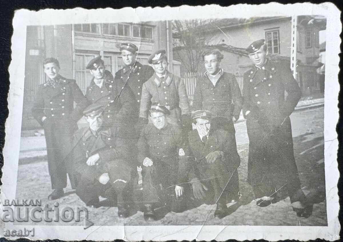 Пилот и Приятели Пилот и Приятели