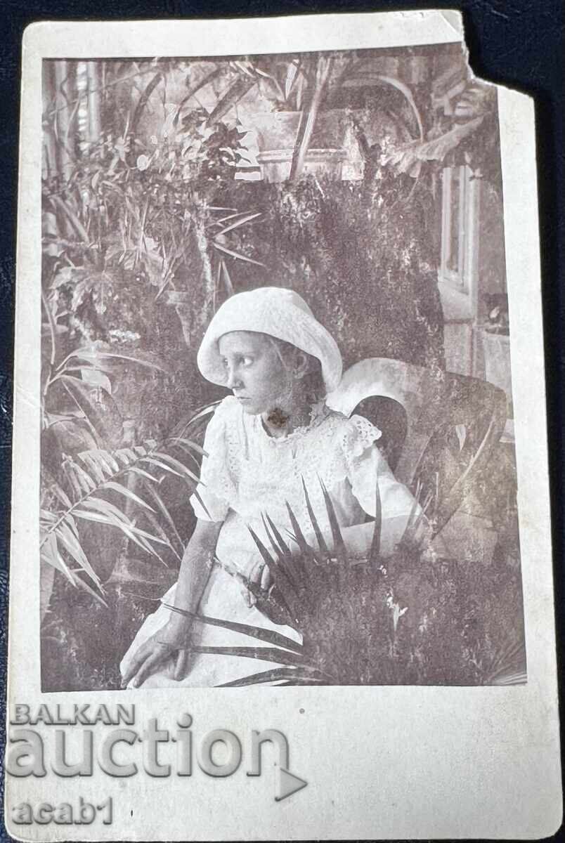 Ruse Fotografie fetiță printre flori Ruse Fotografie fetiță printre flori