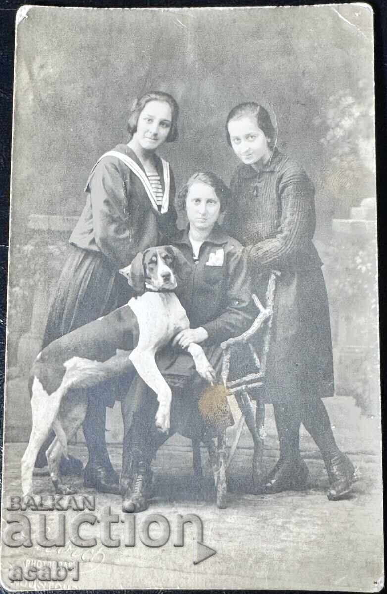 Ruse/Ruschuk Girlfriends with a dog Ruse/Ruschuk Girlfriends with a dog