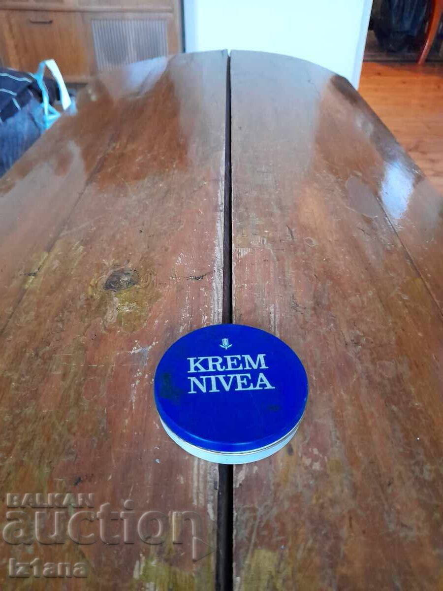 Παλιό κουτί κρέμας Nivea, Nivea