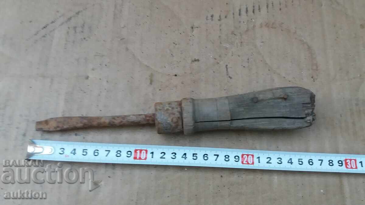 OLD MASSIVE SCREWDRIVER with price € 1.53 | 2.99 BGN