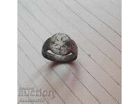 Inel de argint antic.