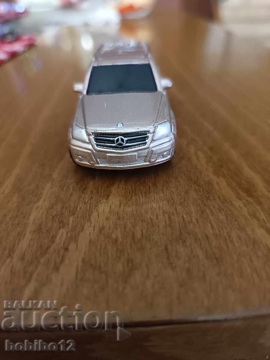 Cărucior metalic Mercedes/Maisto Mercedes Benz GLK cu preț € 3.00 | 5.87 BGN