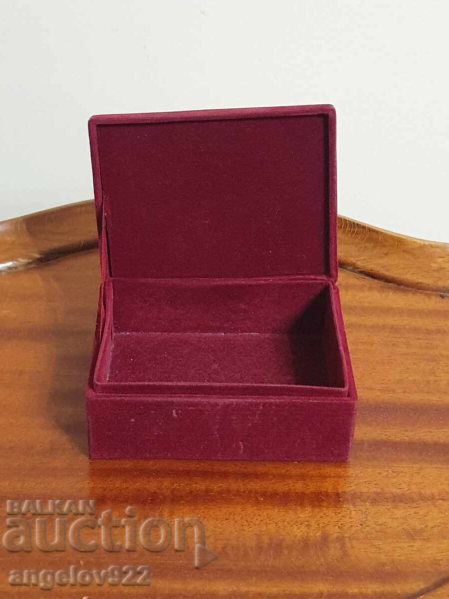 Frumoasa cutie de bijuterii!!! cu preț € 0.01 | 0.02 BGN Frumoasa cutie de bijuterii!!! cu preț € 0.01 | 0.02 BGN