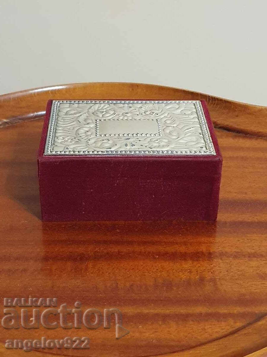 Livrarea Frumoasa cutie de bijuterii!!! Livrarea Frumoasa cutie de bijuterii!!!