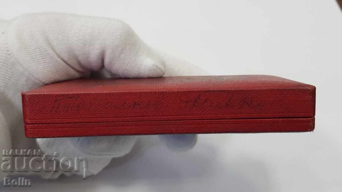 Delivery of Rare box for the Order of St. Alexander 4th class Swords Delivery of Rare box for the Order of St. Alexander 4th class Swords