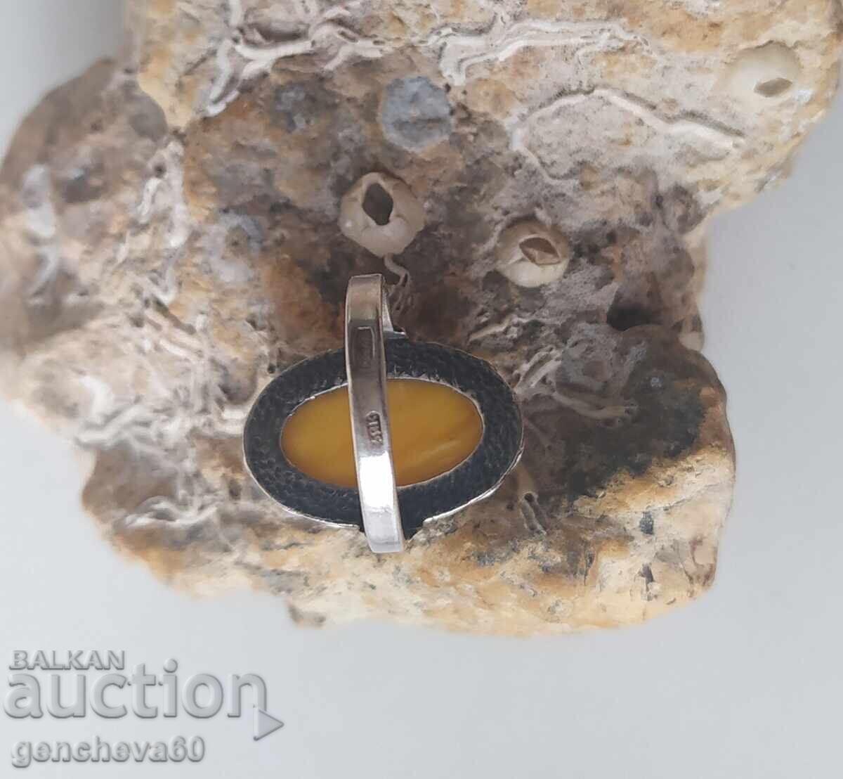 Παράδοση Παλιό ρωσικό δαχτυλίδι με κεχριμπάρι αυγού ασήμι 875