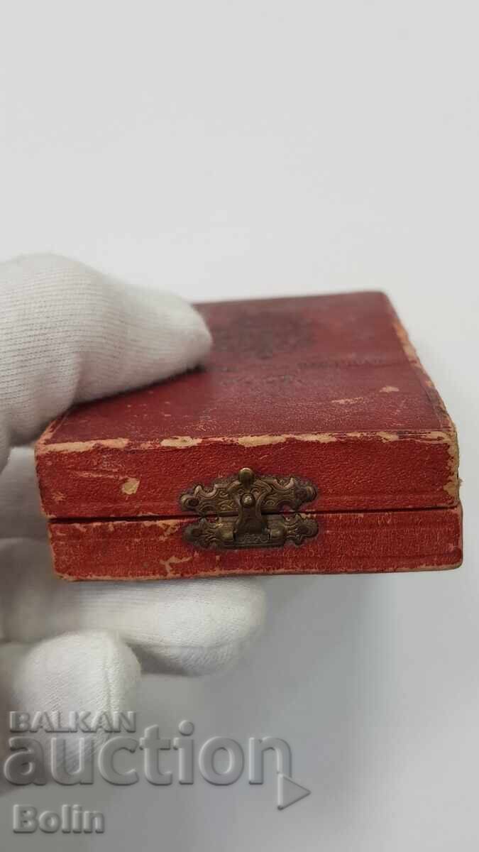 Licitație Cutie regală pentru ordinul Pentru Merit Civil, clasa a IV-a Licitație Cutie regală pentru ordinul Pentru Merit Civil, clasa a IV-a