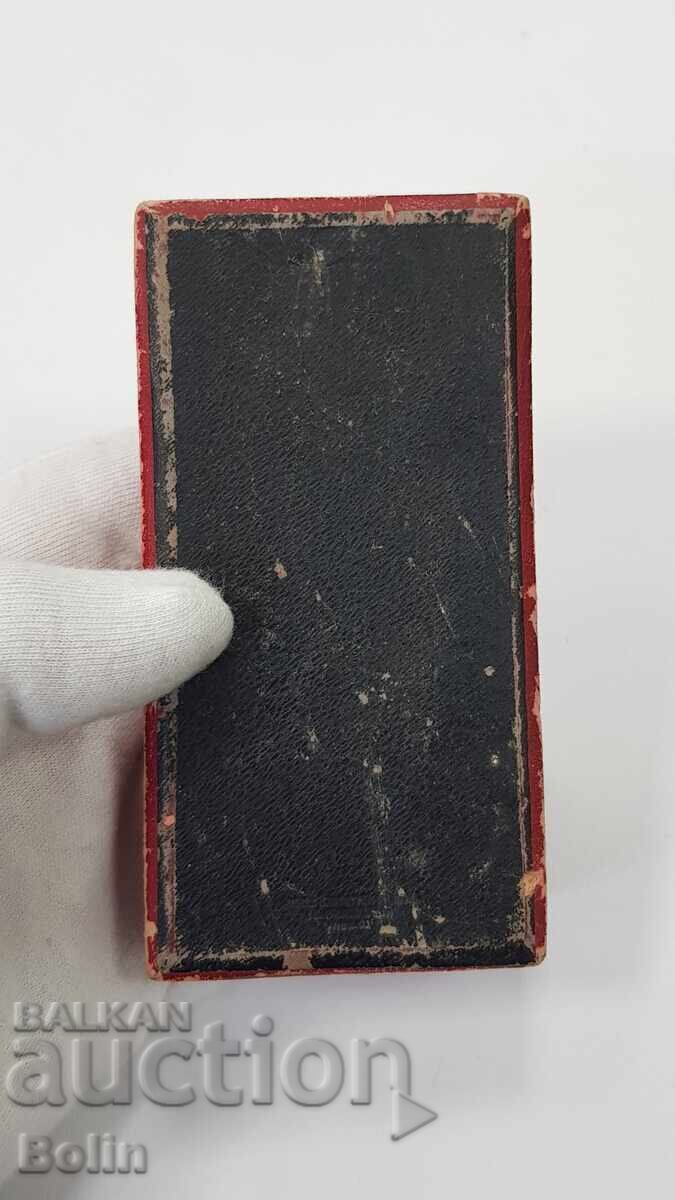 Livrarea Cutie regală pentru ordinul Pentru Merit Civil, clasa a IV-a Livrarea Cutie regală pentru ordinul Pentru Merit Civil, clasa a IV-a