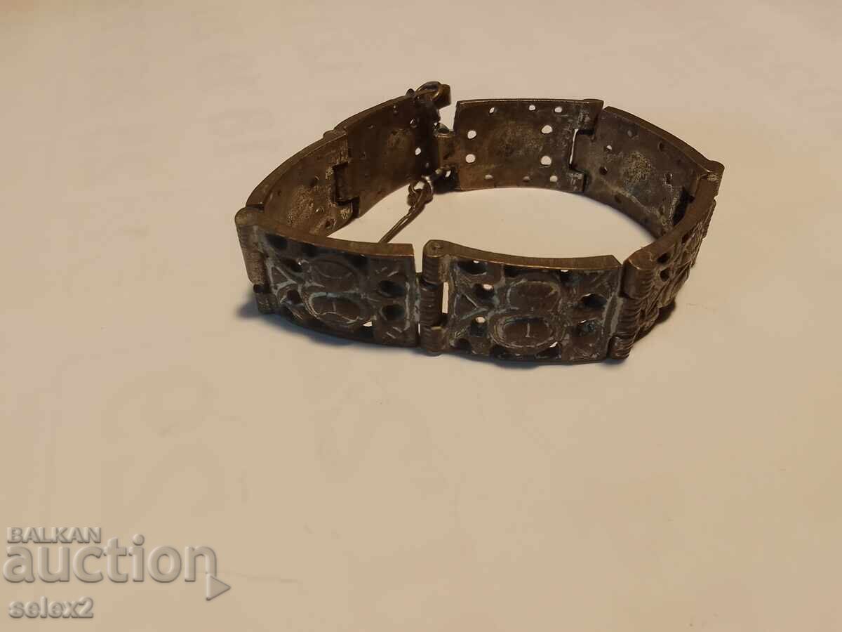 Доставка на Възрожденска гривна