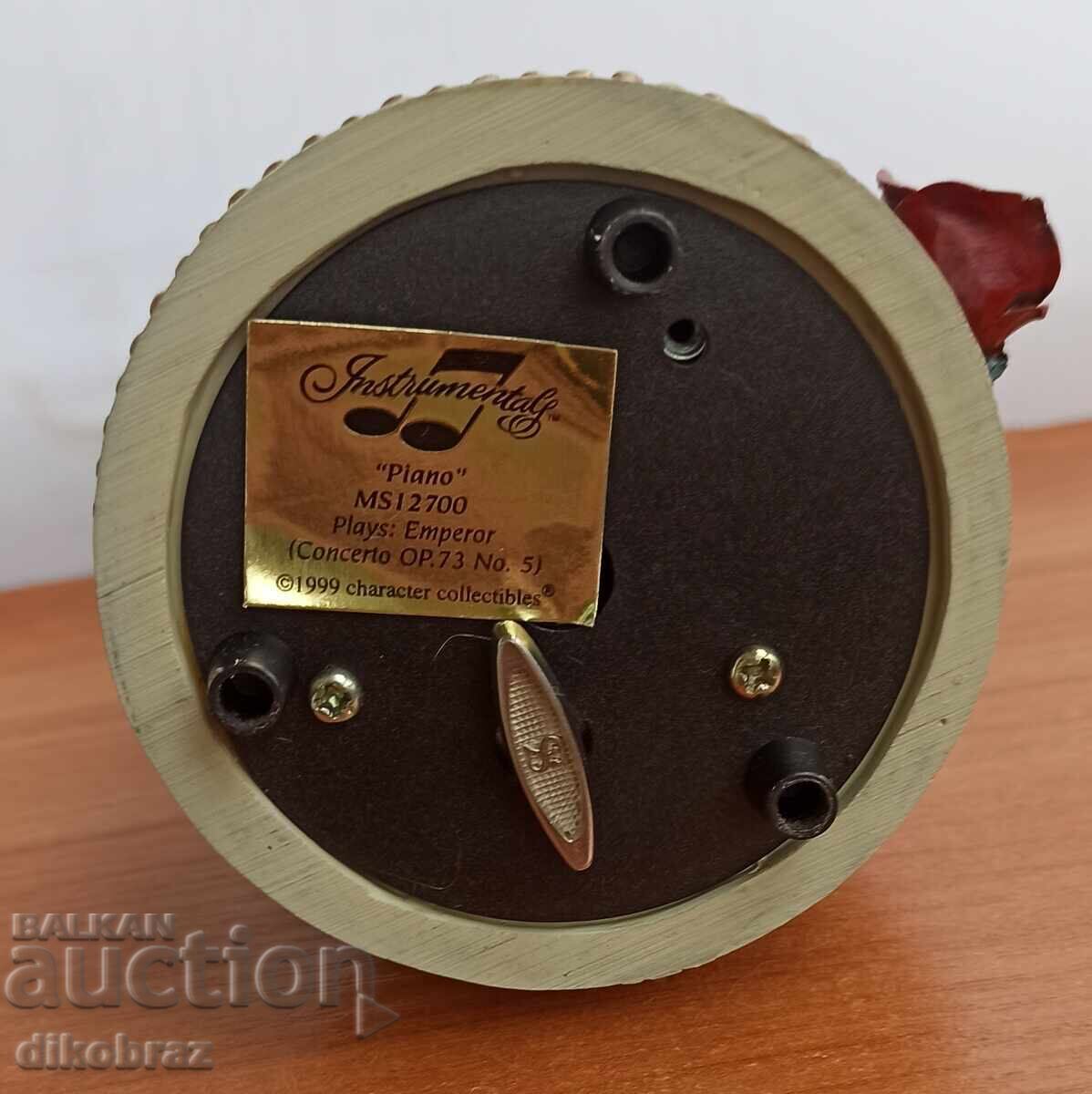 Παράδοση Muzikalna κούτα με πιάνο / Emperor - για 15 €υρώ